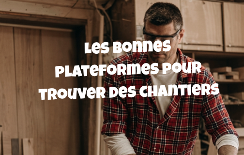 Artisan comparant des plateformes de mise en relation sur son téléphone
