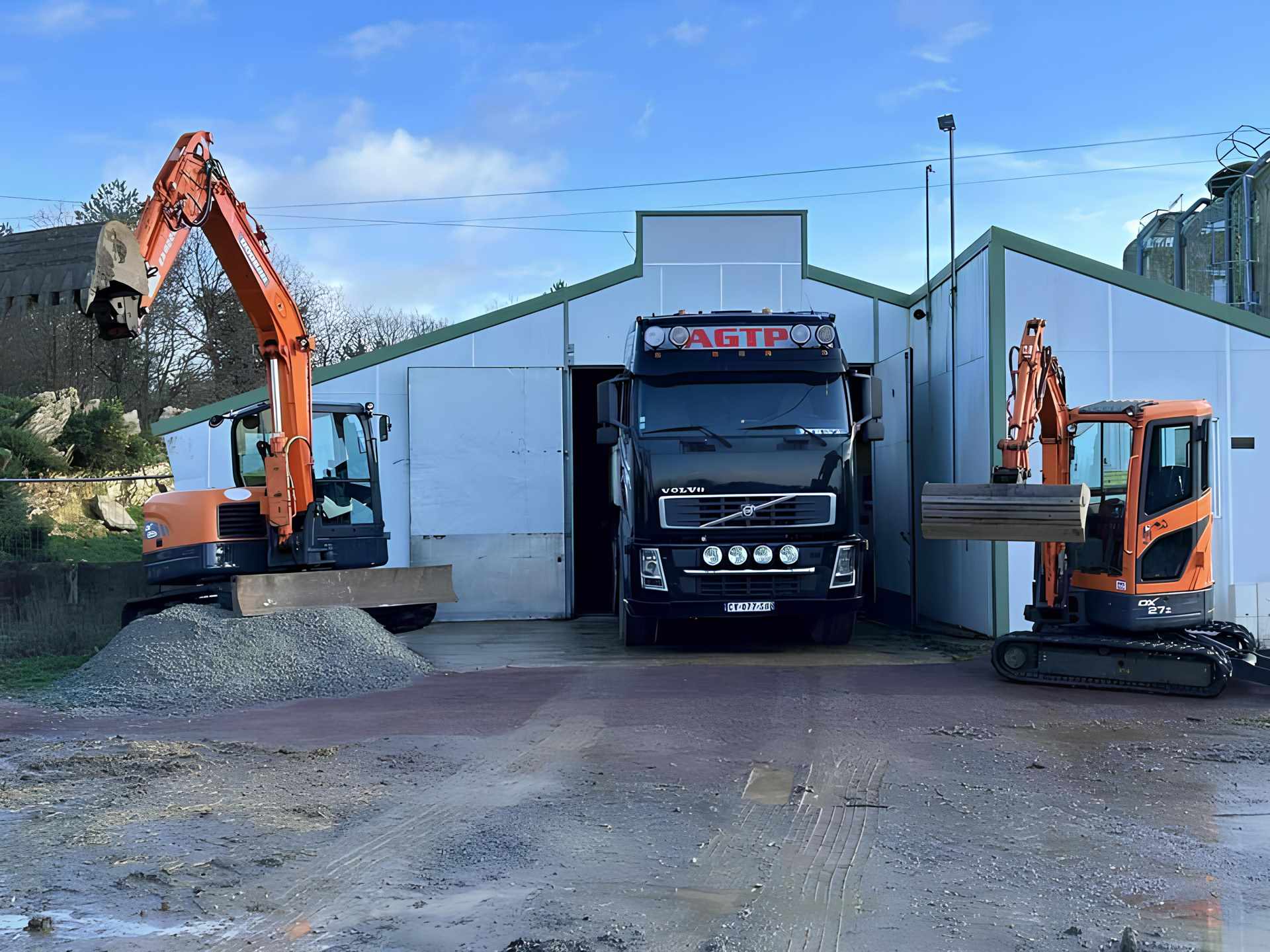 Entreprise du BTP avec pelleteuses et camion